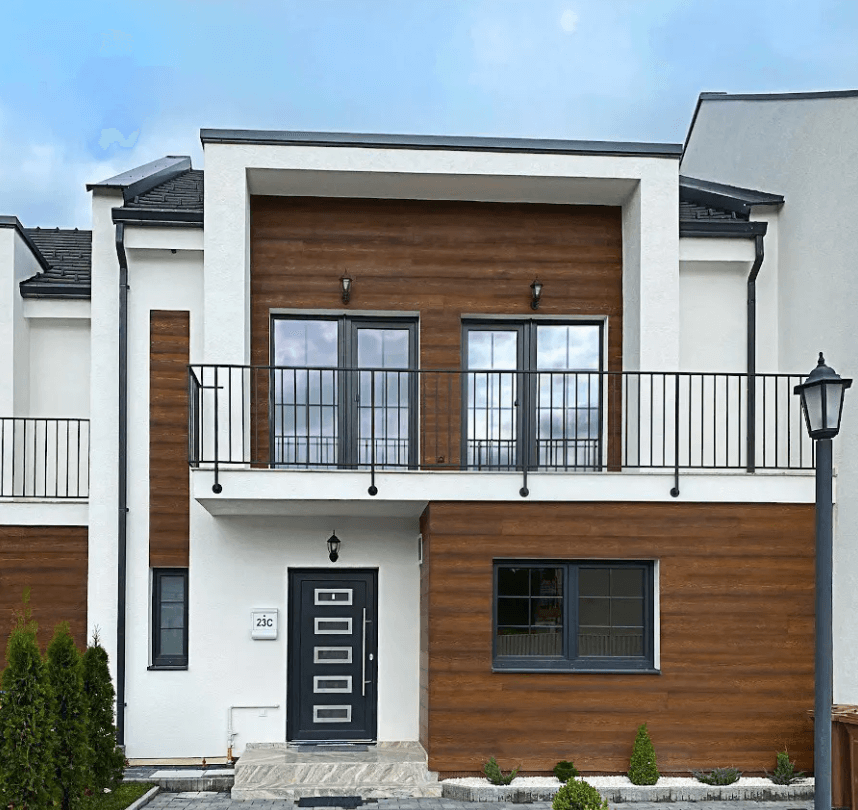 Deski elewacyjne na ścianie zewnętrznej budynku